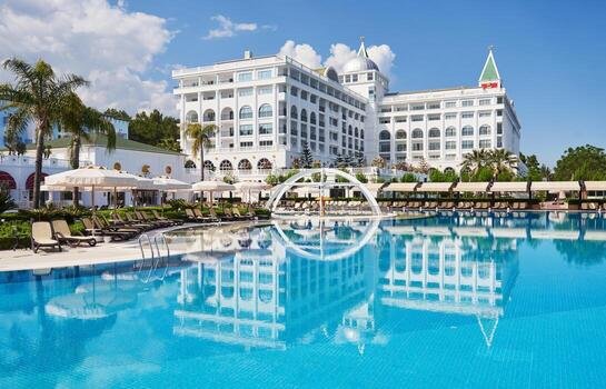 6200695-piscine-et-plage-du-complexe-de-divertissement-de-type-hotel-de-luxe-amara-dolce-vita-luxury-hotel-resort-tekirova-kemer-photo